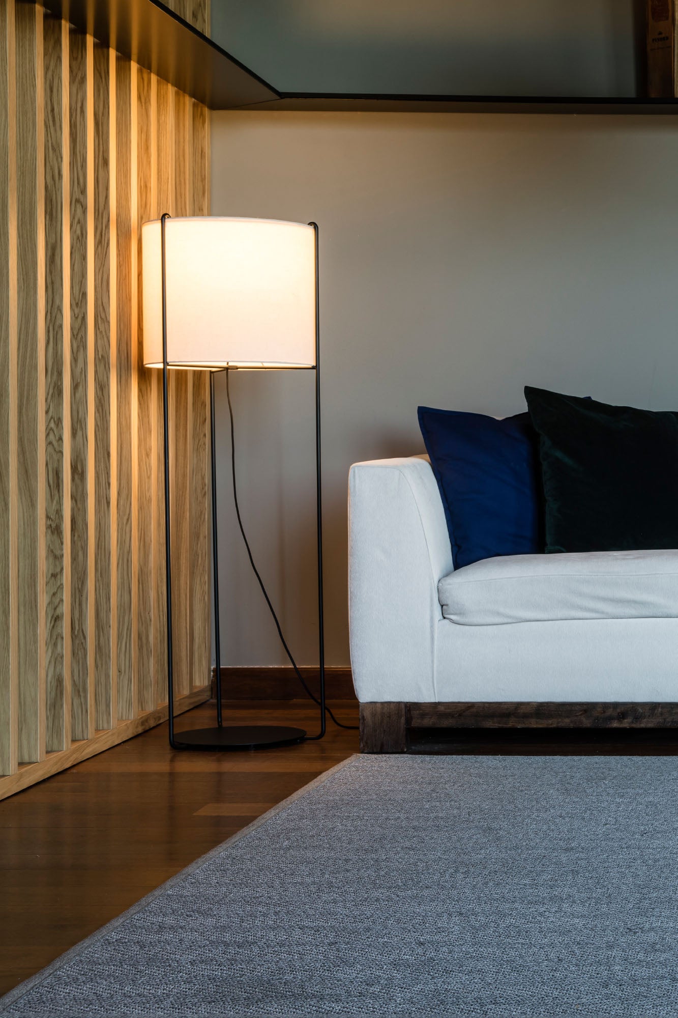 Lámpara de pie DRUM negra y beige de FARO, colección 2402, en ambiente interior contemporáneo con diseño atemporal de acero y textil, iluminación superficie luminaria.