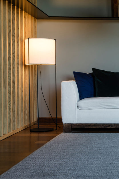 Lámpara de pie DRUM negra y beige de FARO, colección 2402, en ambiente interior contemporáneo con diseño atemporal de acero y textil, iluminación superficie luminaria.