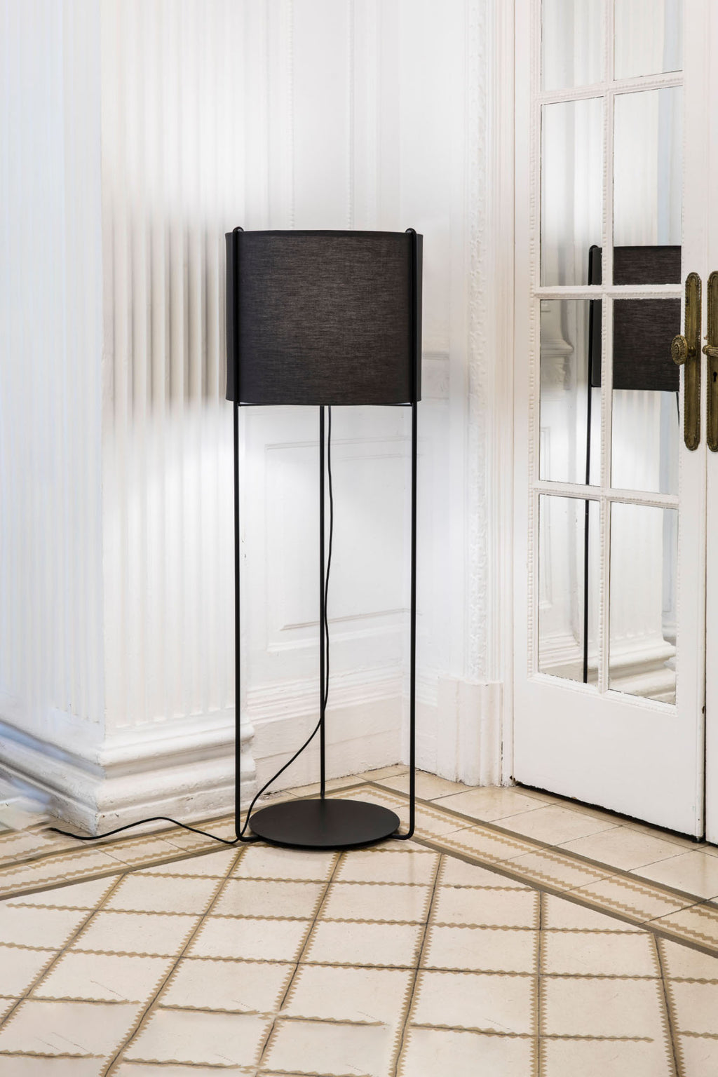 Lámpara de pie DRUM negra/gris de FARO modelo 24023-34-US en ambiente interior contemporáneo, diseño atemporal con base de acero y pantalla textil para iluminación moderna