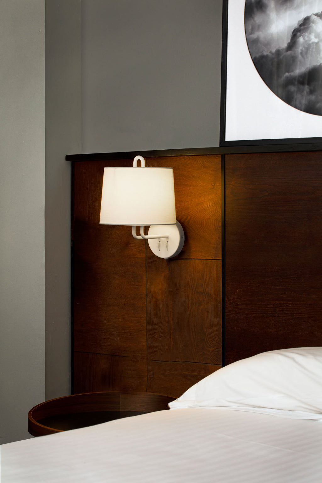 Lámpara de pared Montreal blanco/beige de FARO (24030-02), diseño Nahtrang en ambiente interior residencial con estructura de acero y pantalla textil, colección 350 luminaria superficie