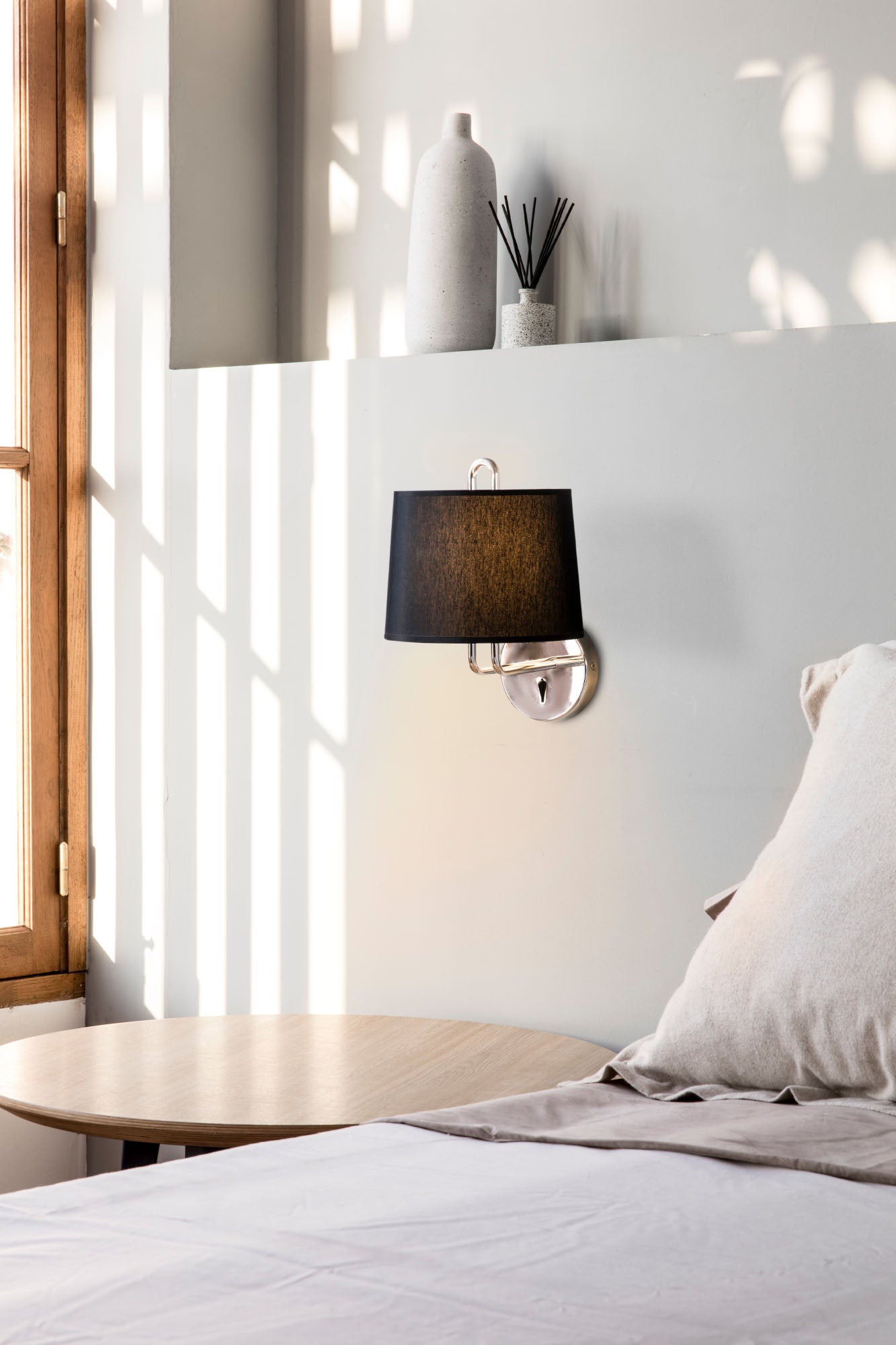 Lámpara de pared MONTREAL Aplique en cromo/negro de FARO, modelo 24031-03, en ambiente interior residencial con diseño Nahtrang, acero cromado y textil negro de la colección 350.