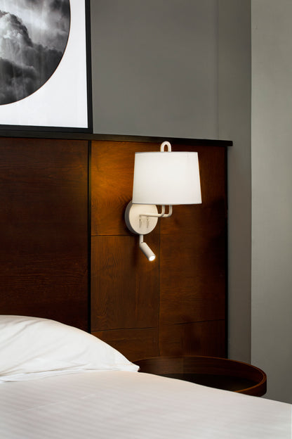 Vista ambiente de la lámpara de pared MONTREAL Aplique con lector LED blanca de FARO, código 24032-01, en interior residencial moderno. Luminaria superficial de acero y textil, ideal para oficinas y hospitality, colección 350.