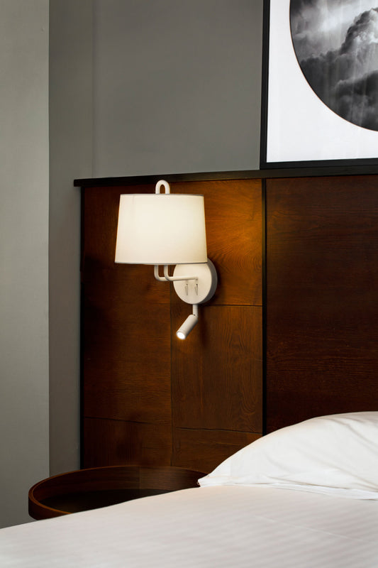 Lámpara de pared MONTREAL con lector FARO, blanca y beige, modelo 24032-02, en ambiente interior residencial moderno con diseño Nahtrang y iluminación LED de superficie.