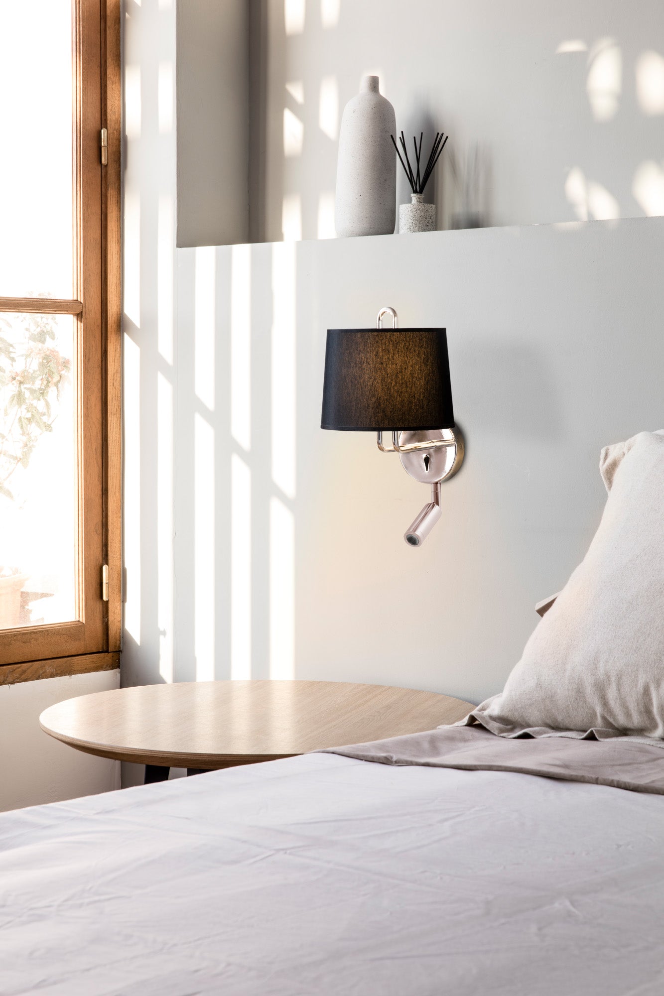 Lámpara de pared MONTREAL con lector FARO 24033-03 en cromo/negra, luminaria de superficie de acero y textil para interiores residenciales, oficinas y hospitality, vista ambiente en habitación moderna.