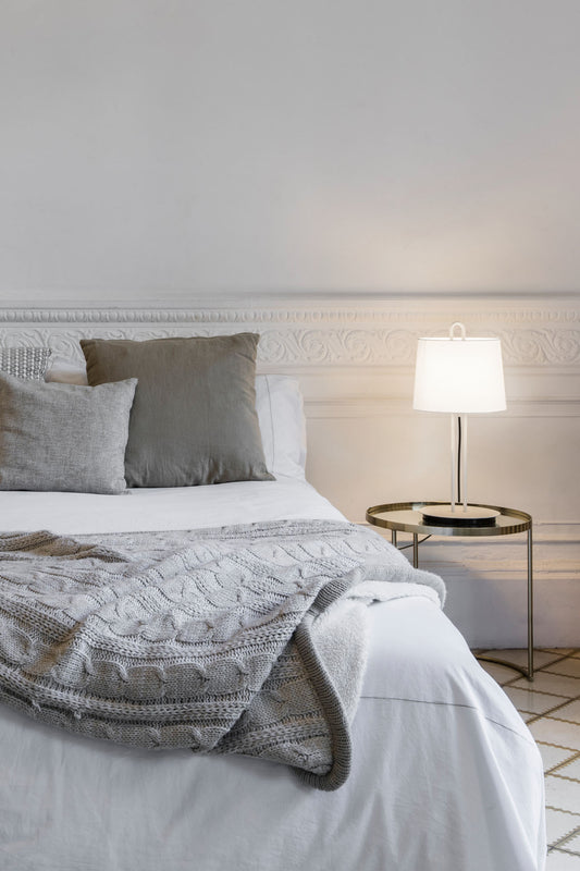 Lámpara de sobremesa Montreal blanca de Faro en ambiente interior de diseño, iluminación moderna para oficina o hogar con estructura en acero textil por Nahtrang, modelo 24034-04