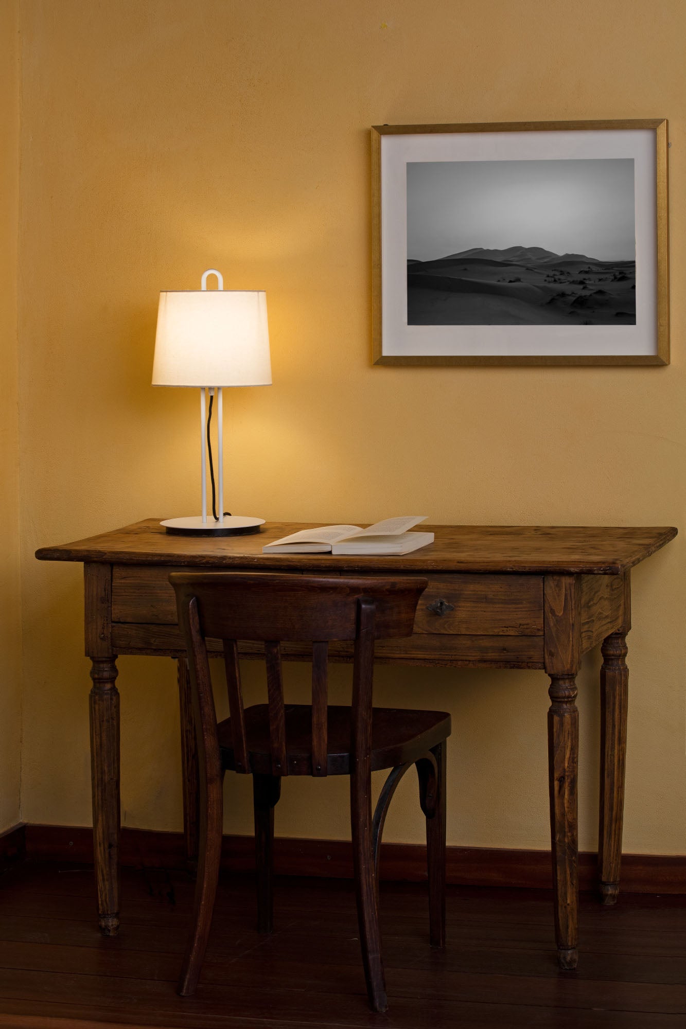 Lámpara de sobremesa MONTREAL de FARO en blanco y beige, diseño Nahtrang en acero y textil, en ambiente interior de iluminación residencial para oficina en casa.