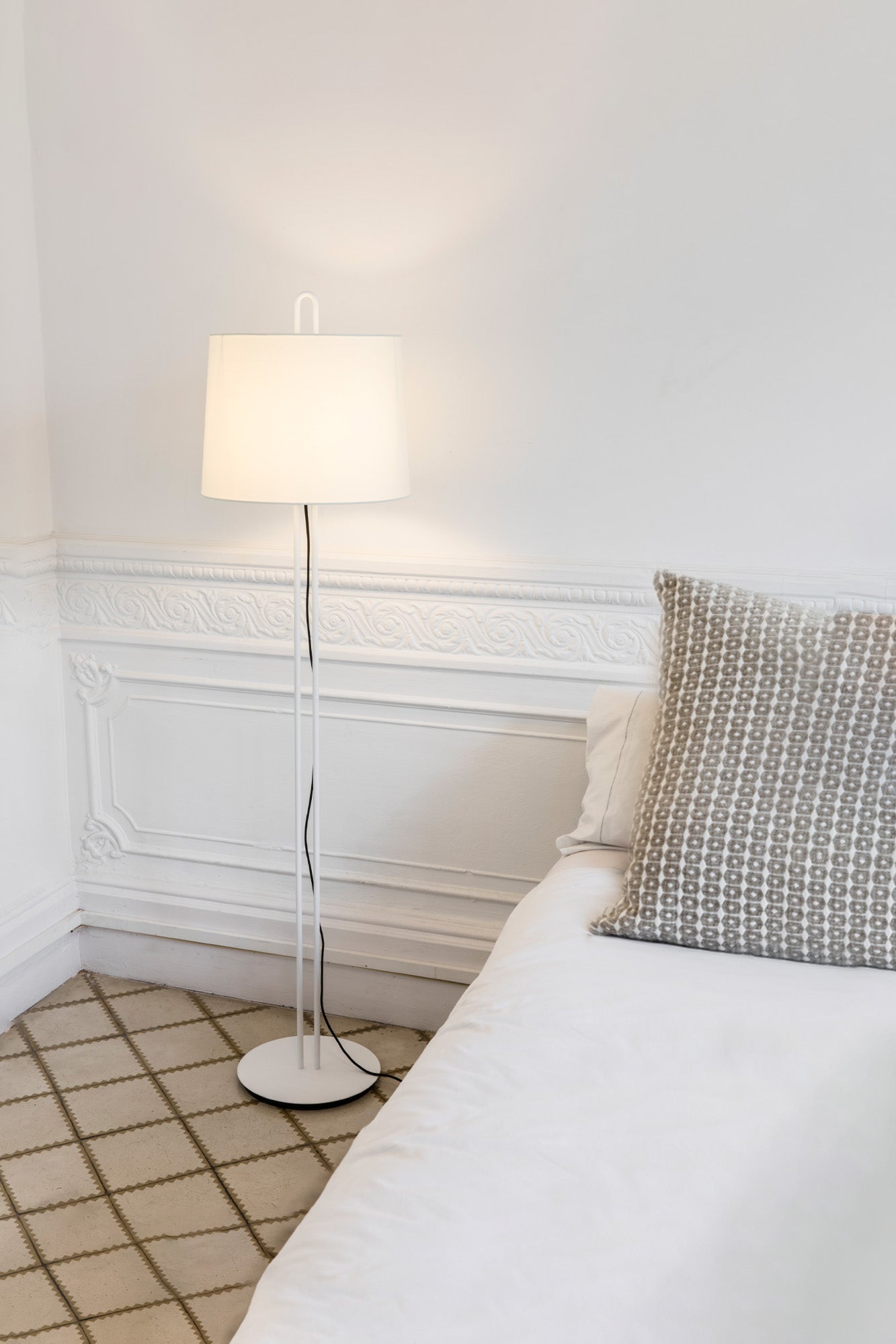 Lámpara de pie MONTREAL blanca FARO en ambiente interior moderno, diseño Nahtrang con estructura acero y pantalla textil, ideal para residencial, oficinas y hospitality.