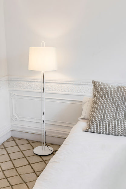 Lámpara de pie MONTREAL blanca FARO en ambiente interior moderno, diseño Nahtrang con estructura acero y pantalla textil, ideal para residencial, oficinas y hospitality.