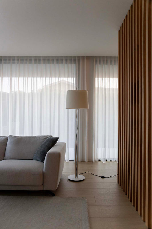 Lámpara de pie Montreal blanca y beige de Faro modelo 24036-08 en ambiente interior residencial, diseño Nahtrang en acero y textil para iluminación en oficinas y hospitality