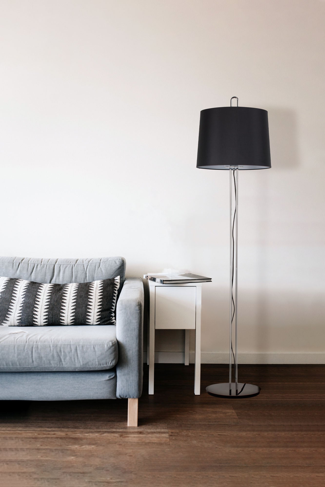 Lámpara de pie MONTREAL cromo y negro FARO modelo 24037-09, diseño Nahtrang de la colección 350, en ambiente interior residencial moderno con estructura de acero y pantalla textil, ideal para oficinas y hospitality