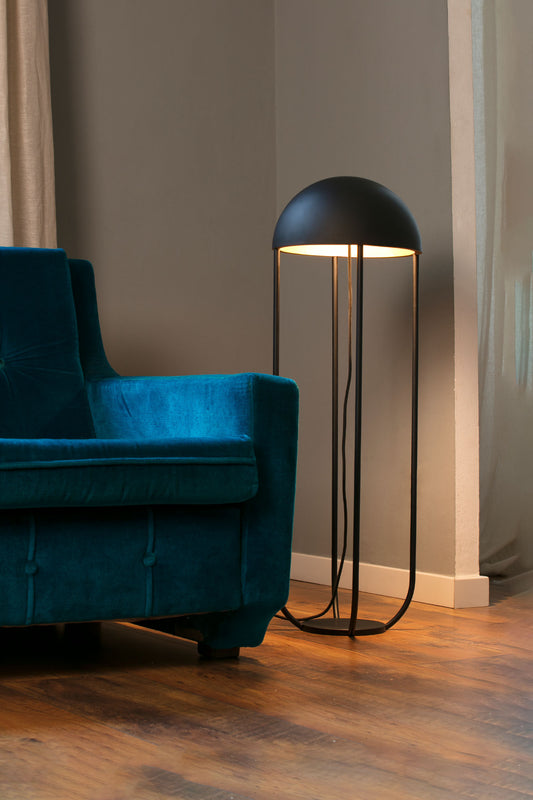 Lámpara de pie Jellyfish en negro y oro de Faro (modelo 24521) en ambiente de salón moderno, diseño contemporáneo con iluminación LED en acero y PMMA