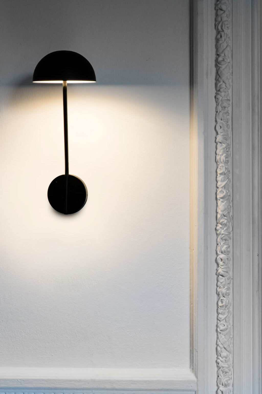 Aplique de pared LED Pure negro mate de FARO modelo 24528 en ambiente interior residencial, diseño minimalista con luminaria superficie en acero y PMMA, iluminación LED cálida 3000K.