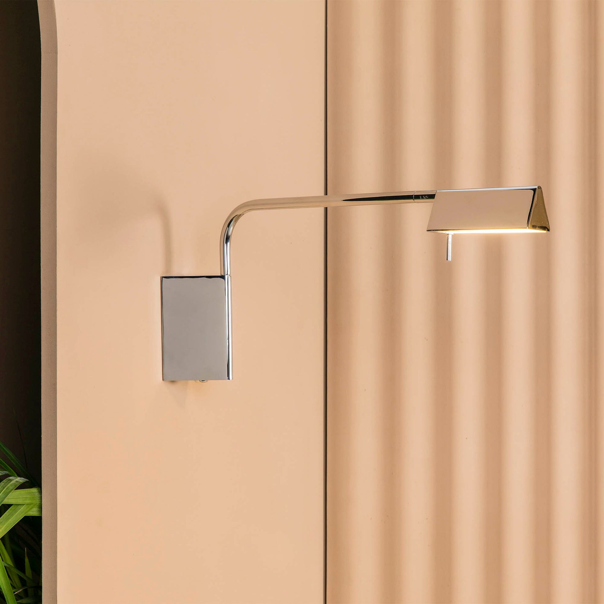 Imagen ambiente de aplique pared Academy Cromado FARO 28200, luminaria interior en acero y PMMA con luz regulable para iluminación residencial y lectura