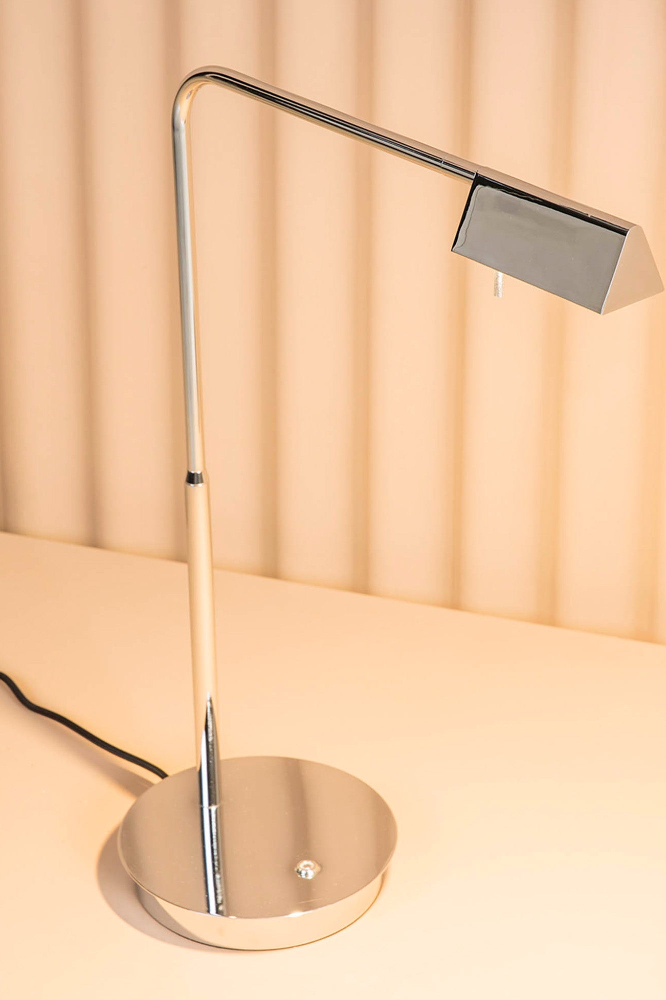 Lámpara sobremesa ACADEMY en cromo de FARO (modelo 28202) en ambiente interior moderno, ideal para lectura en dormitorio o comedor, con luz LED regulable mediante touch dimmer.