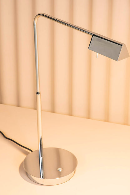 Lámpara sobremesa ACADEMY en cromo de FARO (modelo 28202) en ambiente interior moderno, ideal para lectura en dormitorio o comedor, con luz LED regulable mediante touch dimmer.