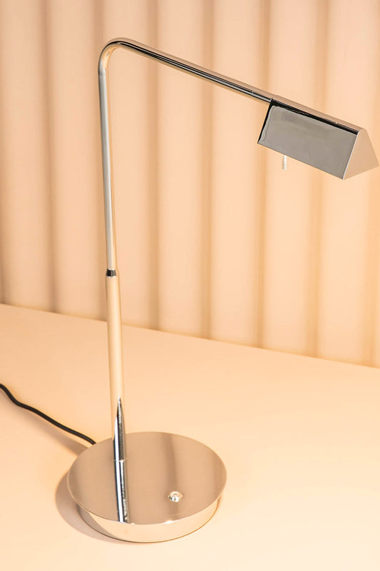 Lámpara sobremesa ACADEMY en cromo de FARO (modelo 28202) en ambiente interior moderno, ideal para lectura en dormitorio o comedor, con luz LED regulable mediante touch dimmer.