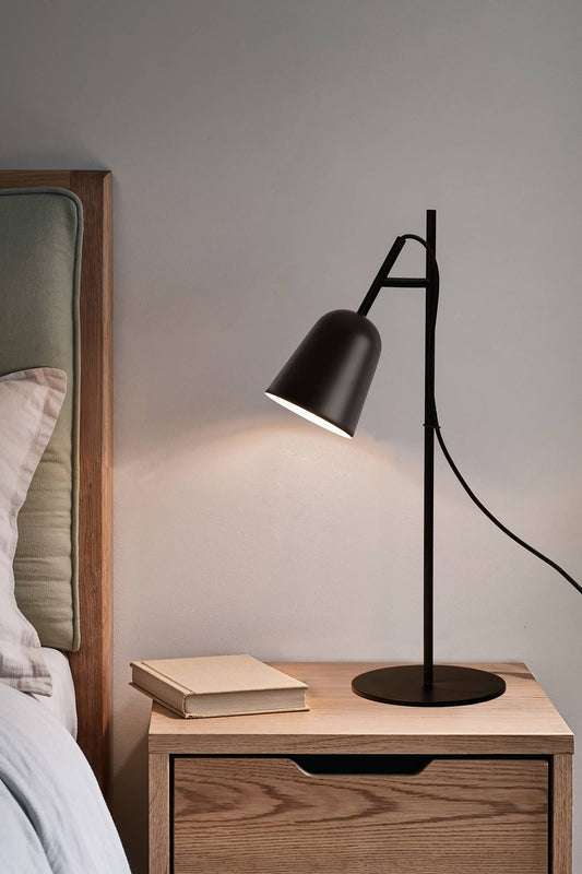 Lámpara de sobremesa STUDIO negra de FARO modelo 28251 en ambiente interior moderno, diseño en acero negro mate para iluminación del hogar, luminaria superficie Nahtrang