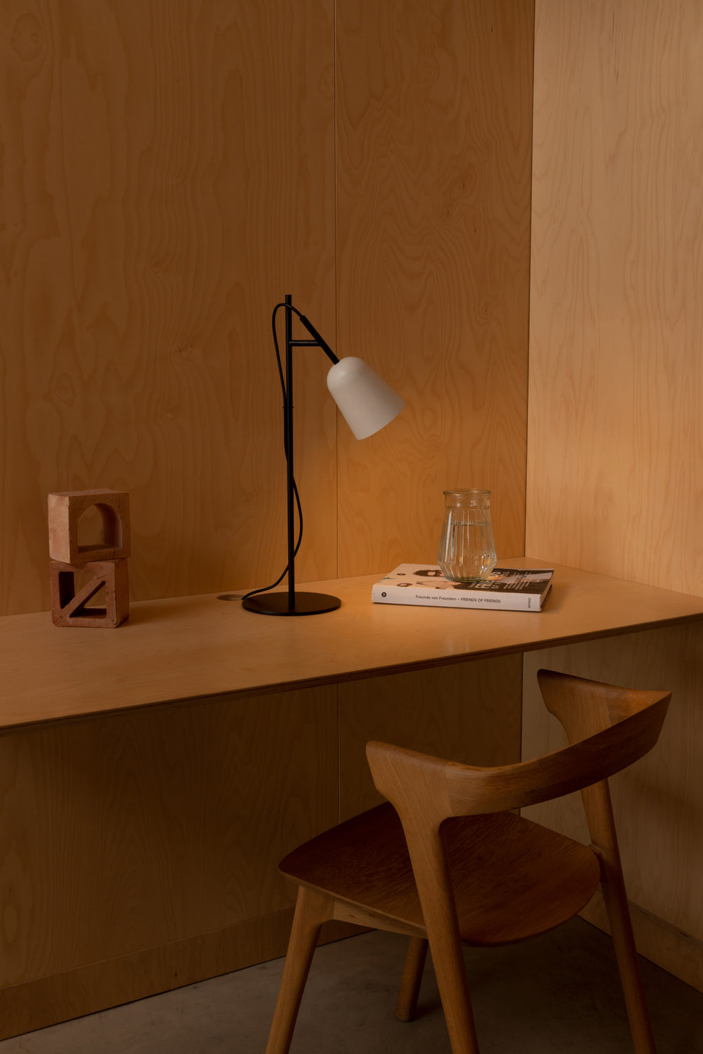 Lámpara de sobremesa STUDIO blanca de FARO en ambiente interior de hogar moderno, diseño contemporáneo en acero con iluminación LED para oficina o salón.