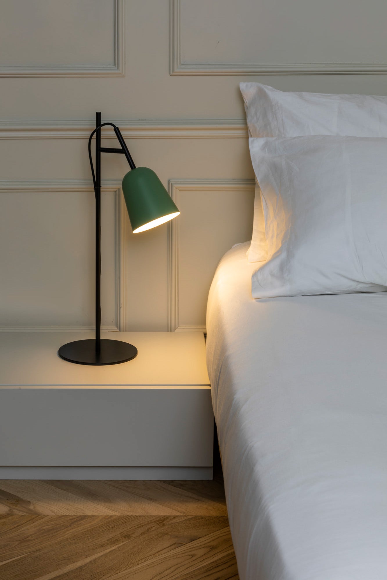 Lámpara de sobremesa Studio verde mate de Faro (ref. 28253) en ambiente interior, diseño Nah Trang en acero para hogar u oficina.