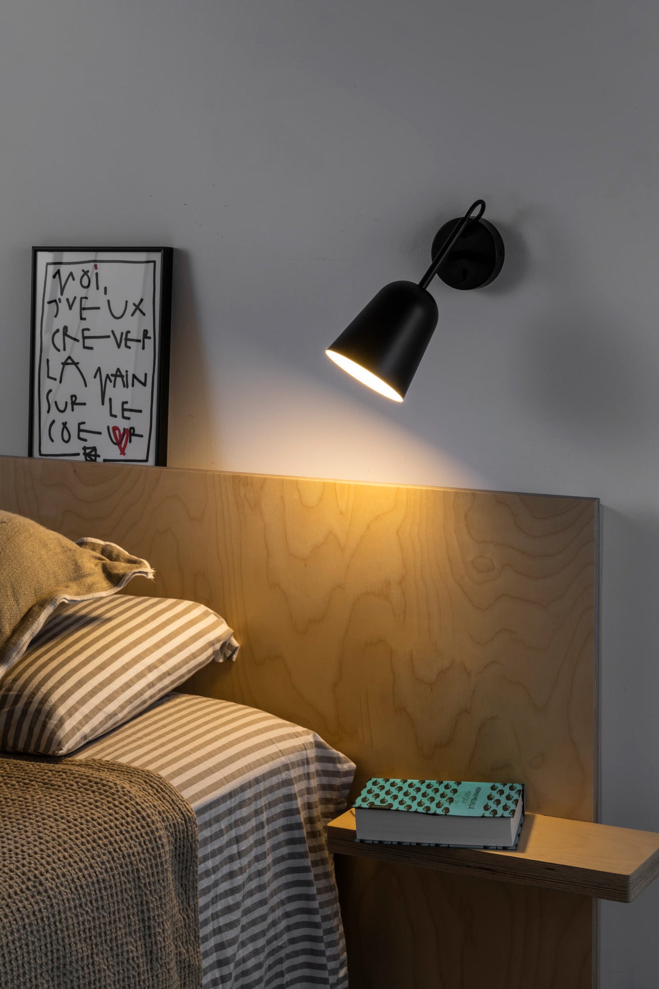 Aplique de pared STUDIO negro mate FARO 28257 en ambiente interior de hogar u oficina, luminaria superficie acero diseño Nahtrang