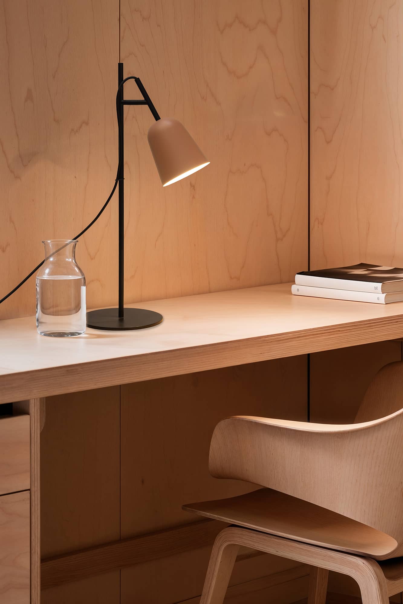 Lámpara sobremesa STUDIO en color rosa de FARO, diseño moderno de acero para interior, en ambiente hogareño u oficina con luminaria de superficie ideal para iluminación contemporánea (modelo 28270).