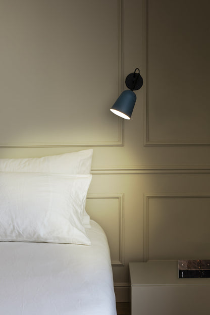 Aplique de pared STUDIO en azul mate de FARO modelo 28274 en ambiente interior, luminaria moderna de acero mate con bombilla E14 LED para iluminación hogareña acogedora y diseño contemporáneo