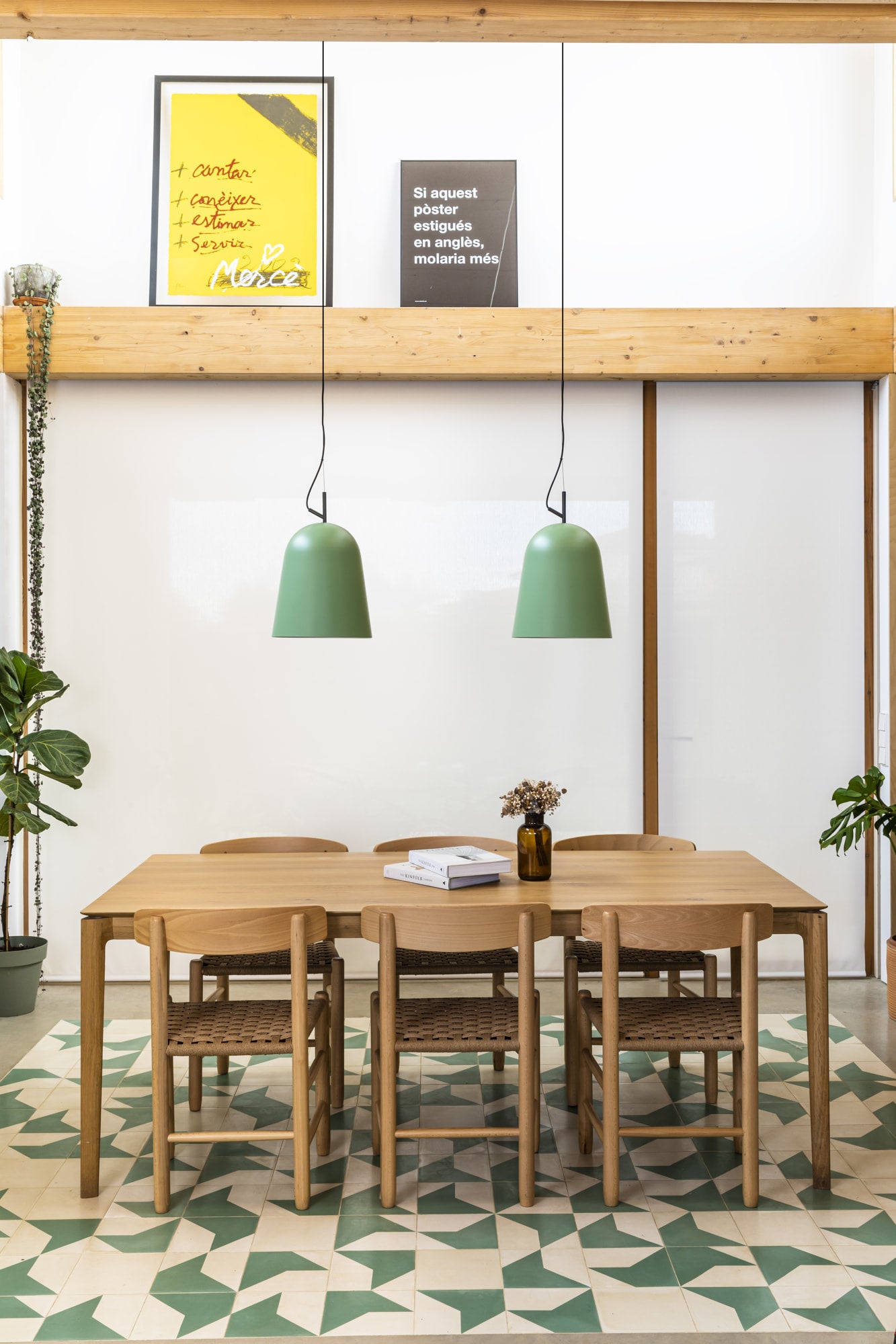 Luminaria colgante STUDIO 290 en verde mate de FARO (modelo 28285), suspensión en acero para diseño contemporáneo en interiores de hogar u oficina, vista en ambiente moderno.