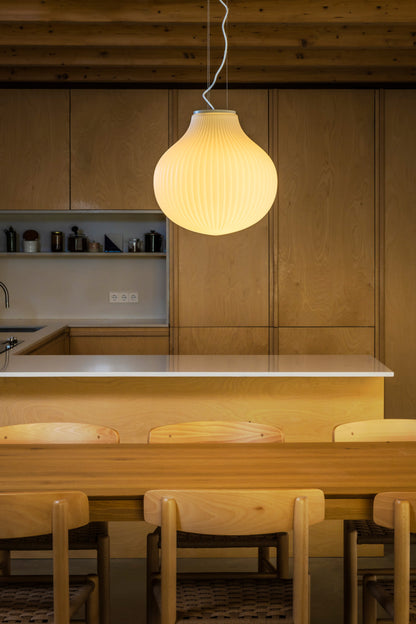 Lámpara colgante Isabelle 400 blanca de Faro en ambiente interior hogareño, luminaria de suspensión en acero y cristal para iluminación decorativa del hogar y contract