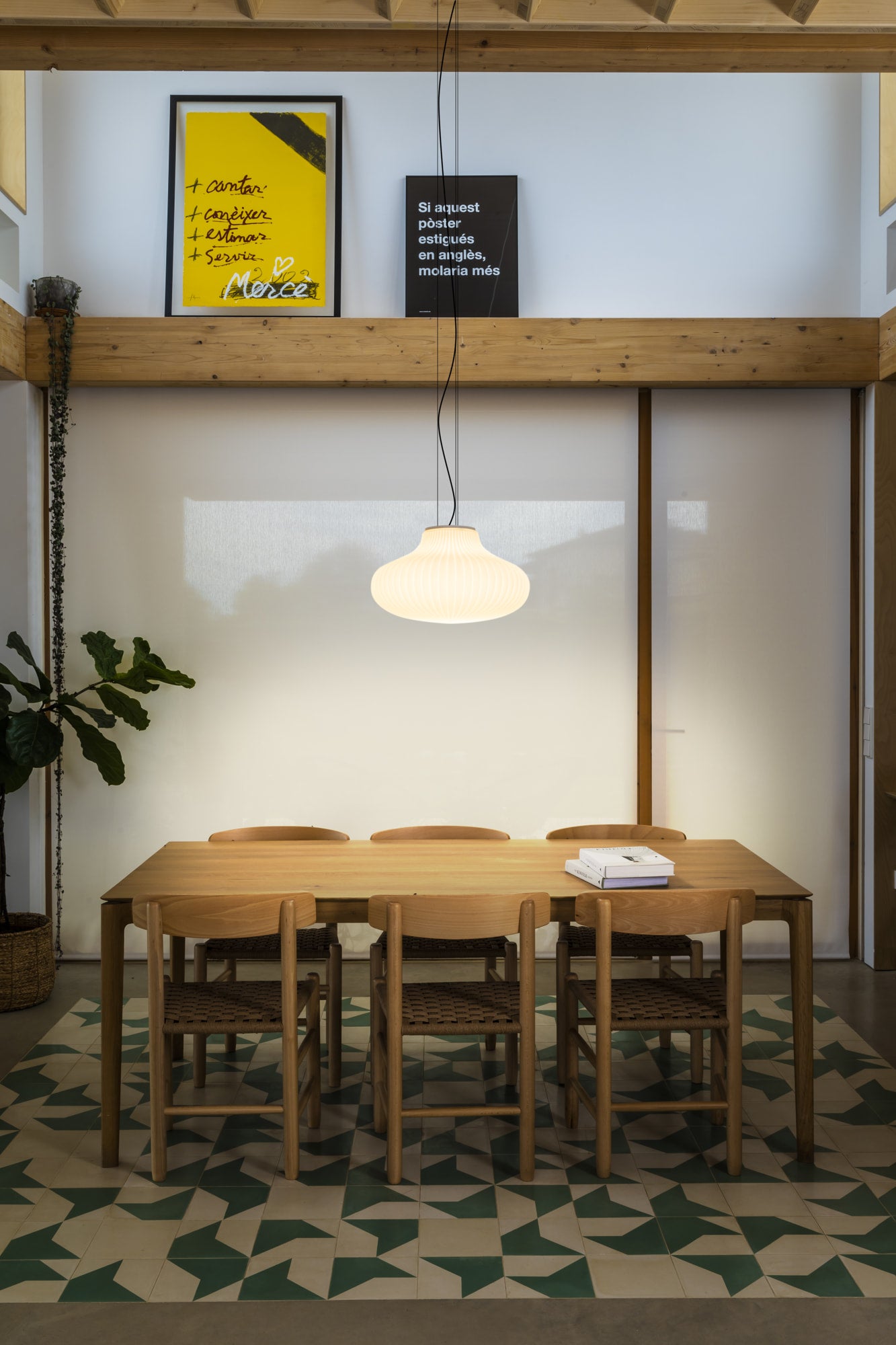 Lámpara colgante ISABELLE 500 blanca de FARO en ambiente de salón interior, diseño moderno de acero y cristal para iluminación contract y espacios residenciales.