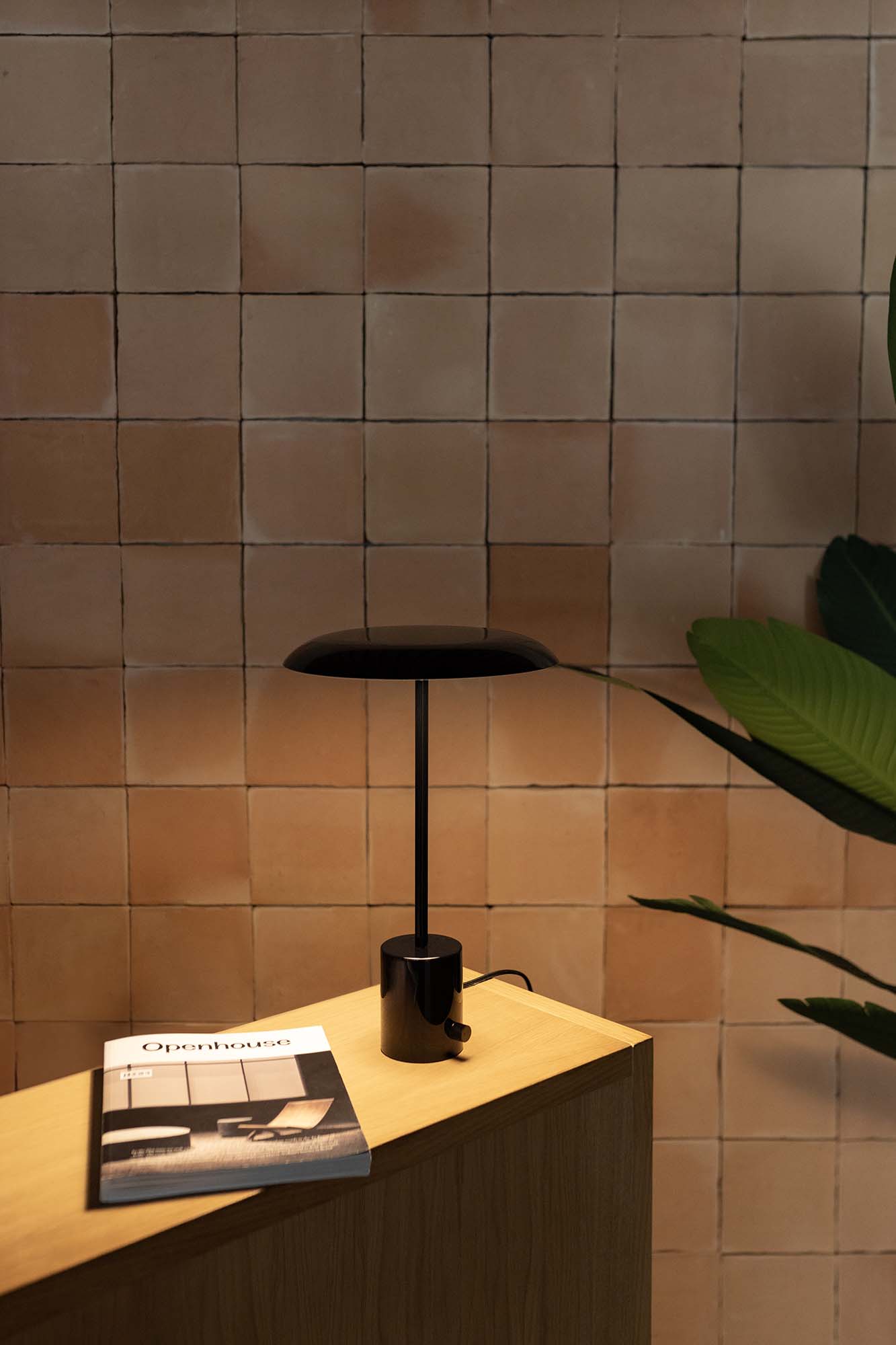 Lámpara sobremesa HOSHI negra de FARO en ambiente interior moderno, diseño xJeR Studio en acero negro brillo con LED regulable e iluminación cálida.