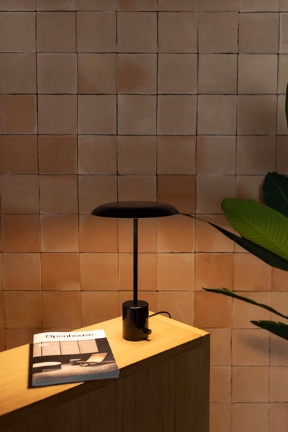 Lámpara sobremesa HOSHI negra de FARO en ambiente interior moderno, diseño xJeR Studio en acero negro brillo con LED regulable e iluminación cálida.