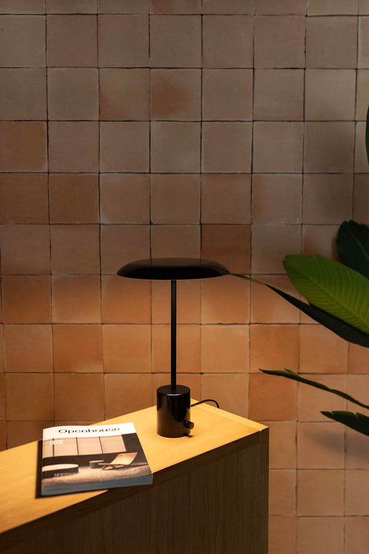 Lámpara sobremesa HOSHI negra de FARO en ambiente interior moderno, diseño xJeR Studio en acero negro brillo con LED regulable e iluminación cálida.