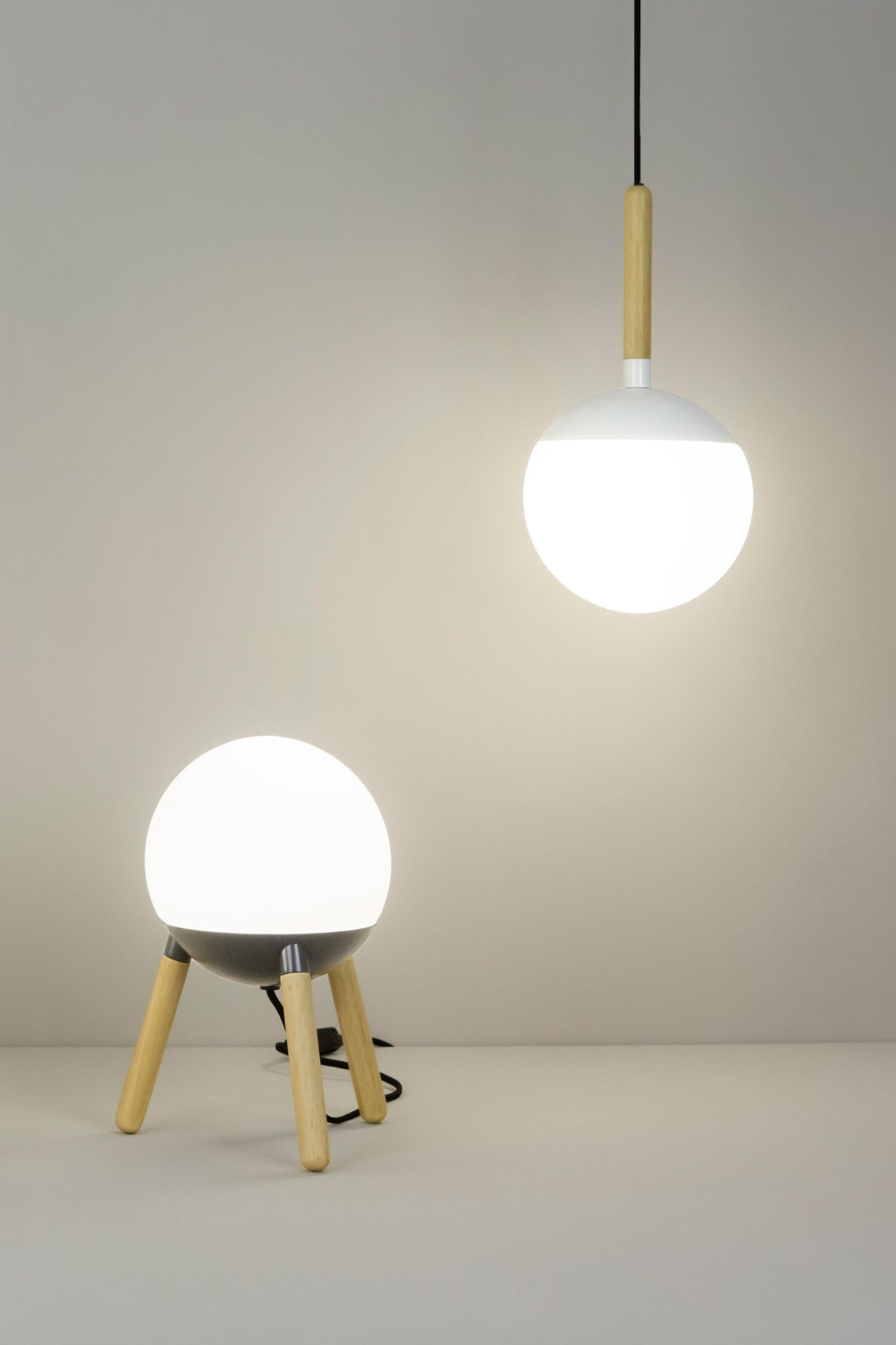 Lámpara colgante Mine Glass blanca de FARO en ambiente interior moderno, cristal opal y madera de haya, modelo 28375 para iluminación hogar Nahtrang.