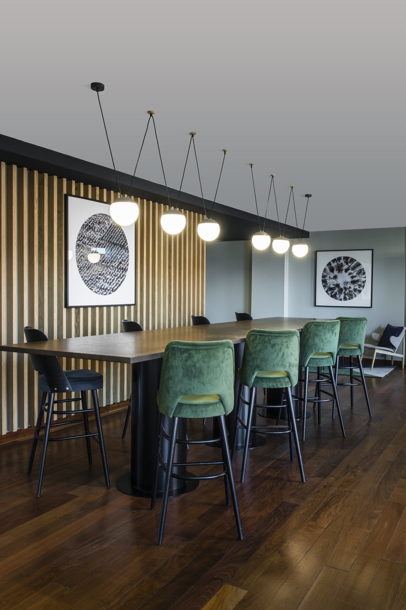 Lámpara colgante MINE SPACE 4L en gris de FARO (28376-4L), suspendida en ambiente interior residencial con estructura de metal y cristal opal para iluminación moderna.