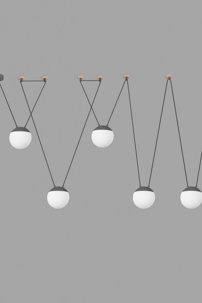 Lámpara colgante MINE SPACE 5L en gris oscuro de FARO, instalada en ambiente interior residencial moderno, con estructura de aluminio y cristal opal para iluminación LED eficiente en espacios comerciales.