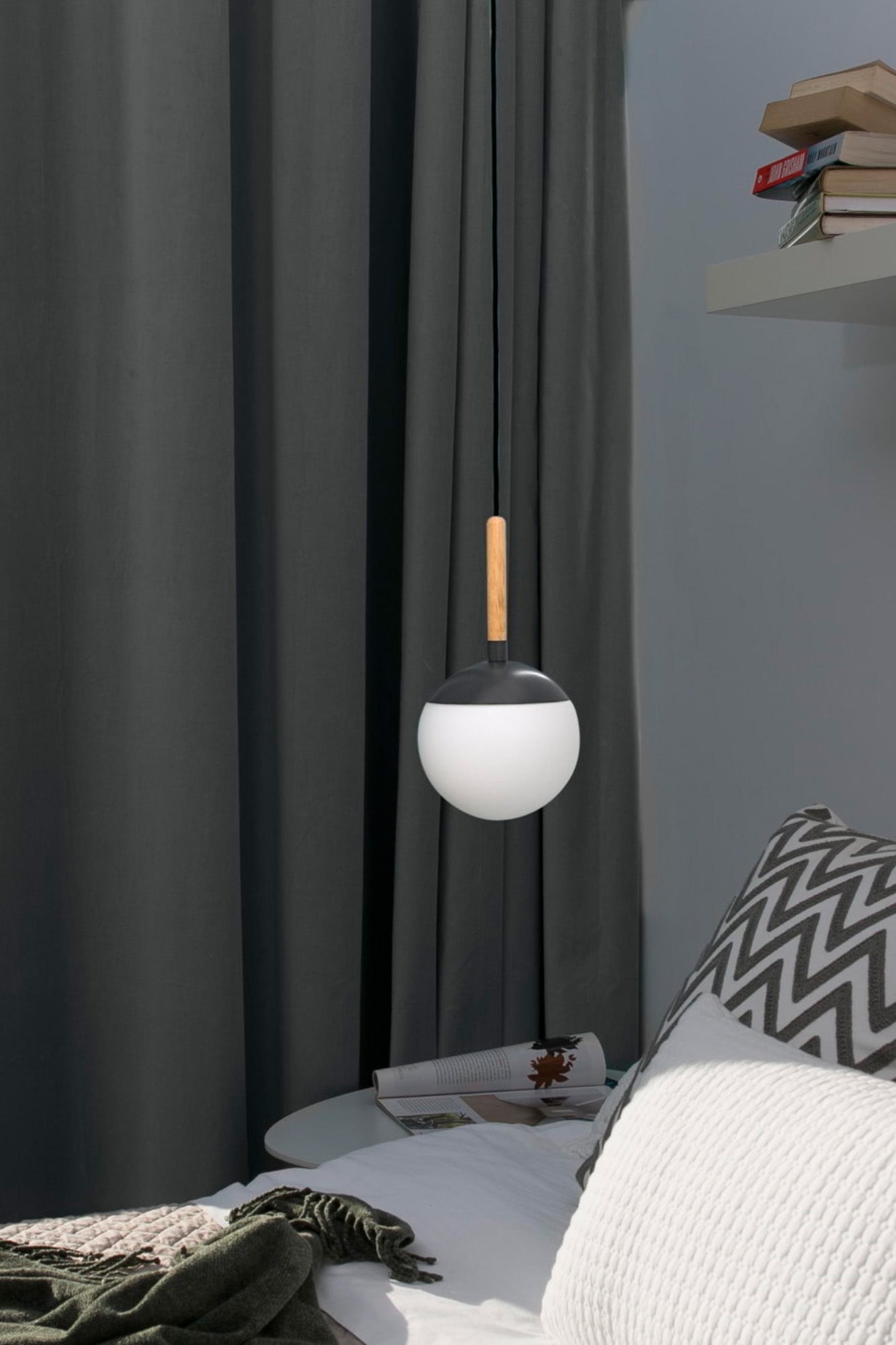 Lámpara colgante MINE gris oscuro de FARO en ambiente interior moderno, diseño Nahtrang con madera de haya y cristal opal para iluminación hogar.