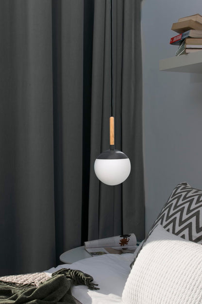Lámpara colgante MINE gris oscuro de FARO en ambiente interior moderno, diseño Nahtrang con madera de haya y cristal opal para iluminación hogar.