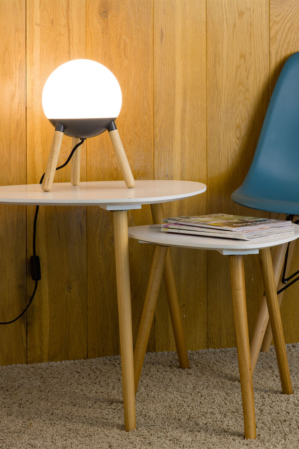 Lámpara de sobremesa MINE GLASS en gris oscuro de FARO (modelo 28379), con base de madera de haya y difusor de cristal opal para iluminación LED suave, en un ambiente interior acogedor del hogar, diseño Nahrang para luminaria de superficie moderna.