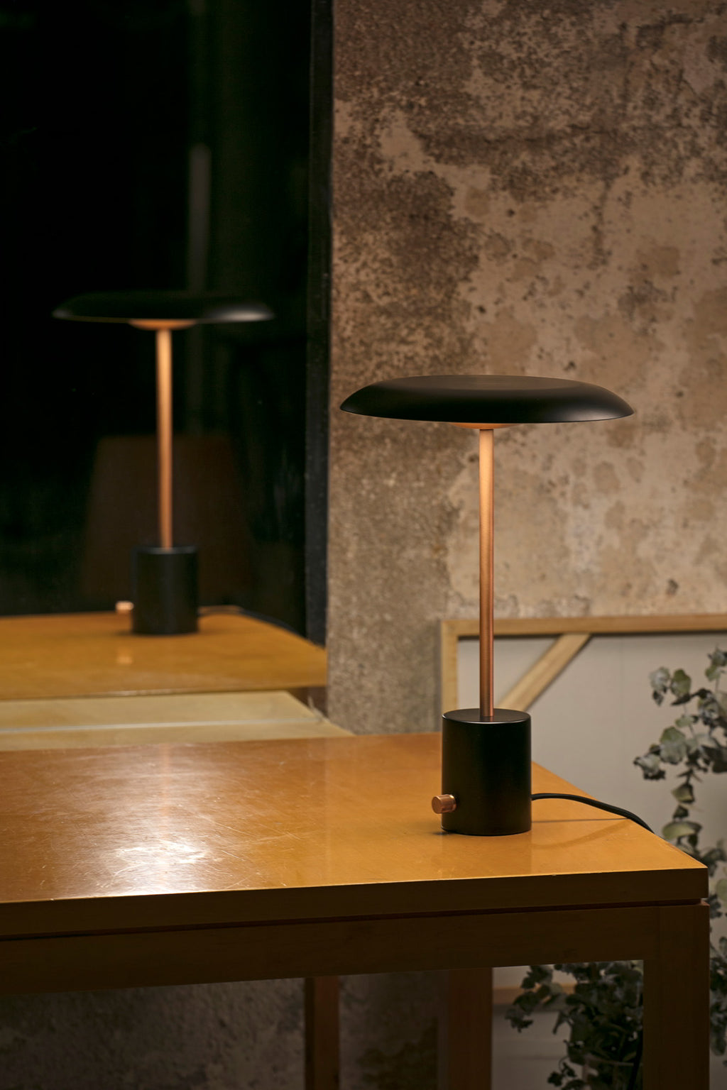 Lámpara sobremesa HOSHI en negro mate y cobre cepillado de FARO (28388) en ambiente interior moderno, con LED integrado regulable y diseño de xJeR Studio.