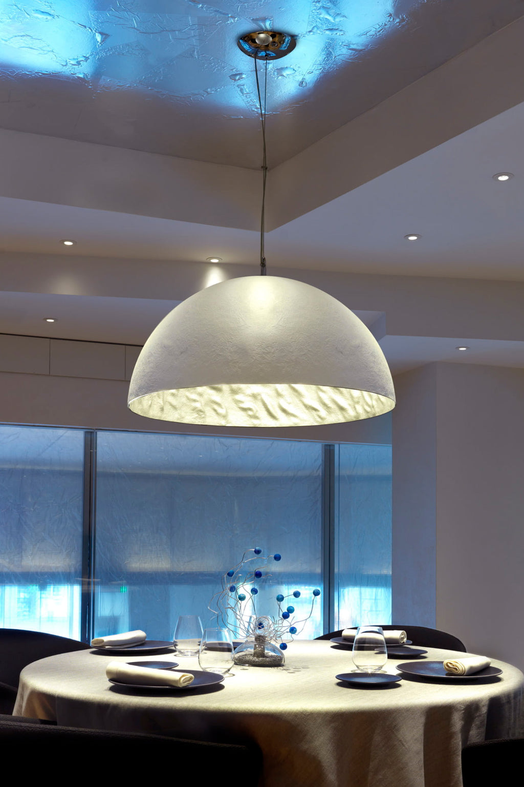 Luminaria de suspensión MAGMA en blanco y gris de FARO (28398) en ambiente interior contemporáneo, colgante de fibra de vidrio compatible con LED para iluminación del hogar