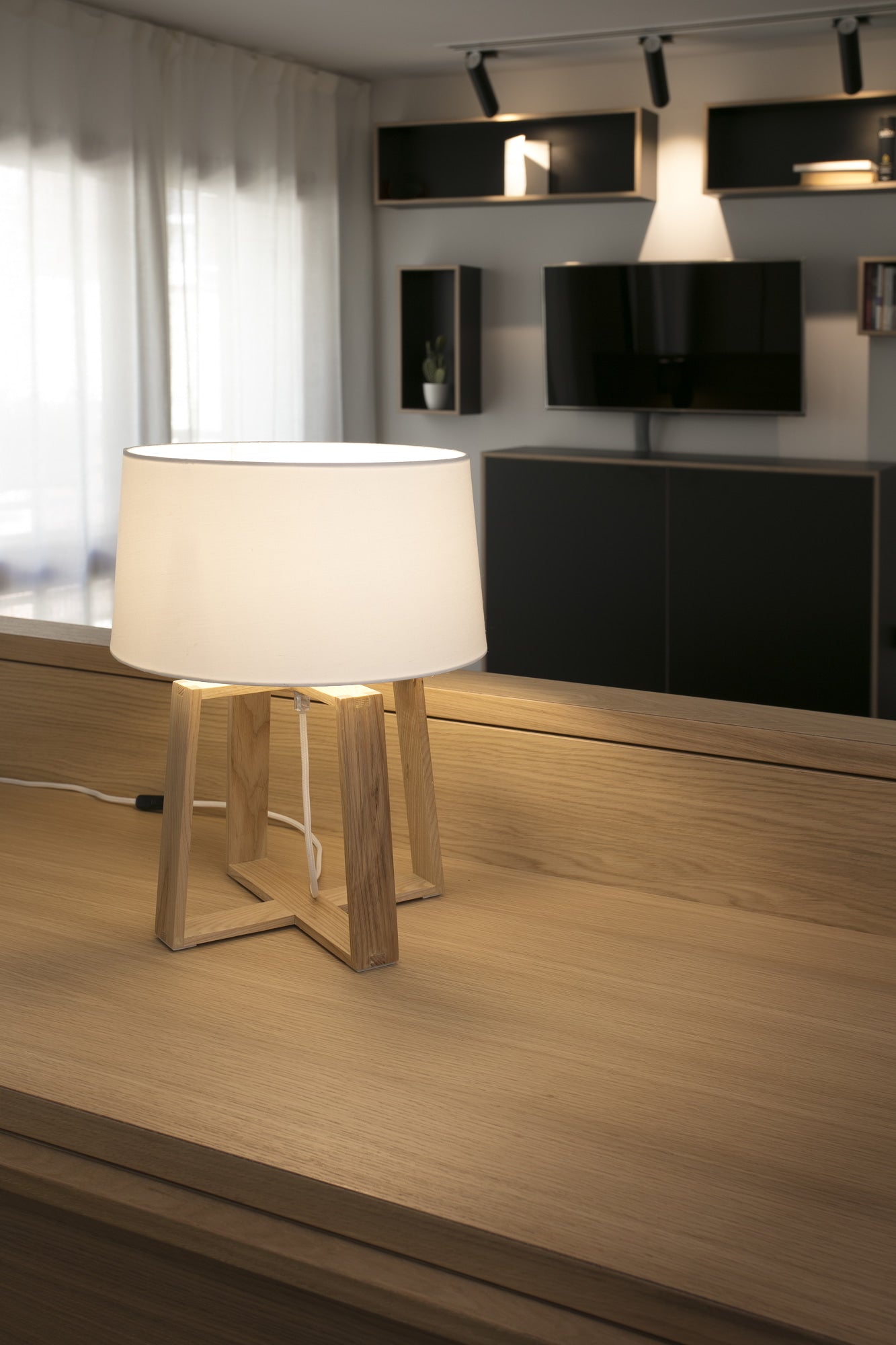 Lámpara de sobremesa BLISS en blanco de FARO modelo 28401 en ambiente interior contemporáneo, con base de madera, pantalla textil y iluminación LED suave.