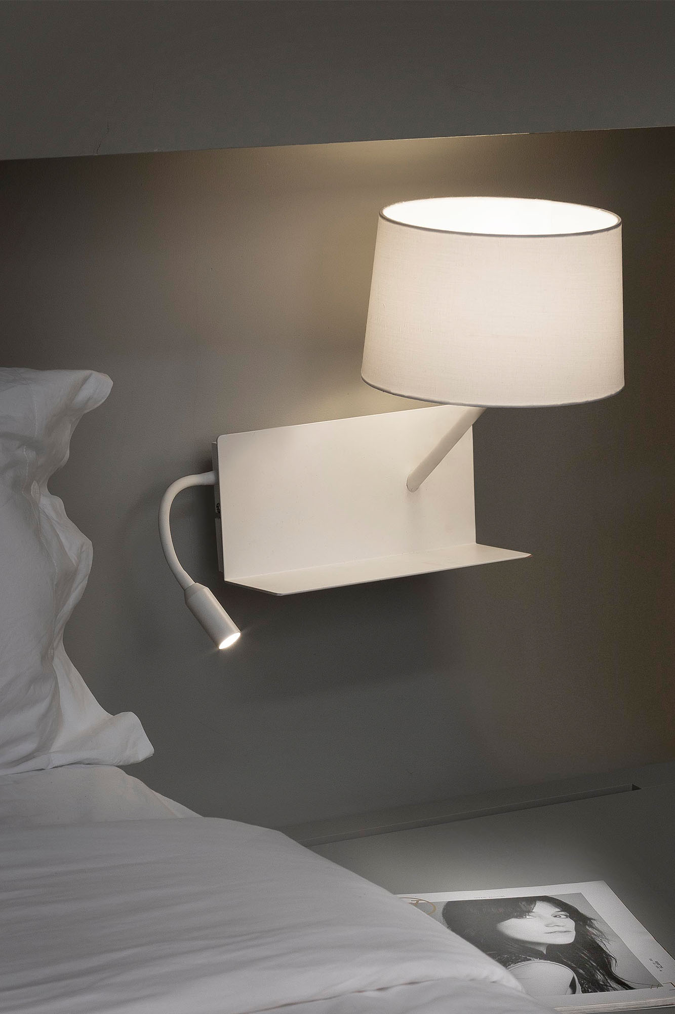 Imagen de ambiente del aplique de pared HANDY USB A en blanco con lector LED a la derecha FARO 28414 instalado en dormitorio para iluminación funcional, carga USB y lectura nocturna.