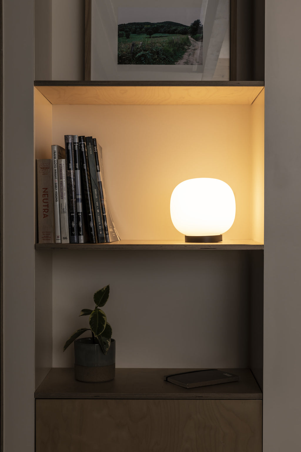 Lámpara sobremesa AMELIA de FARO en blanco y negro, diseño orgánico de Héctor Serrano con acero y cristal negro mate, iluminación ambiente en interior moderno.