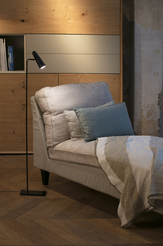 Lámpara de pie LAO en negro de FARO modelo 29049 en ambiente de salón moderno, luminaria LED de aluminio diseño Nahtrang para dormitorio e interior