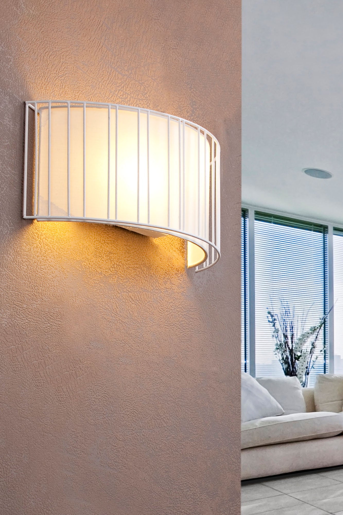 Lámpara aplique LINDA blanco FARO modelo 29306 en ambiente interior, luminaria de pared contemporánea en acero y textil de la colección 1562