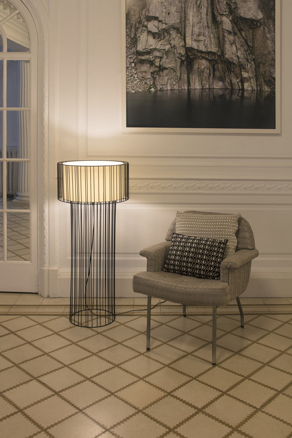 Lámpara de pie LINDA en negro de FARO (29312) en ambiente salón interior, diseño contemporáneo con estructura de acero y pantalla textil para iluminación luminaria de superficie