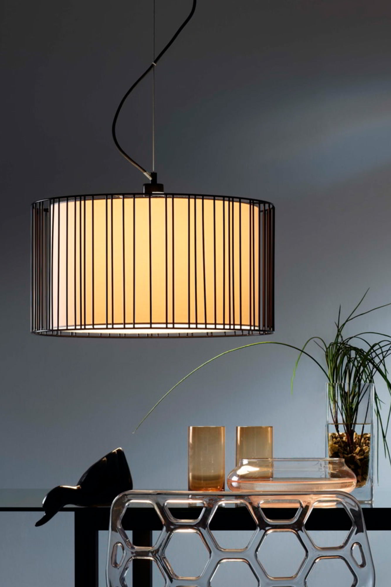 Lámpara colgante LINDA en negro de FARO (ref. 29313), diseño contemporáneo de suspensión en acero y textil, iluminando un salón interior moderno.
