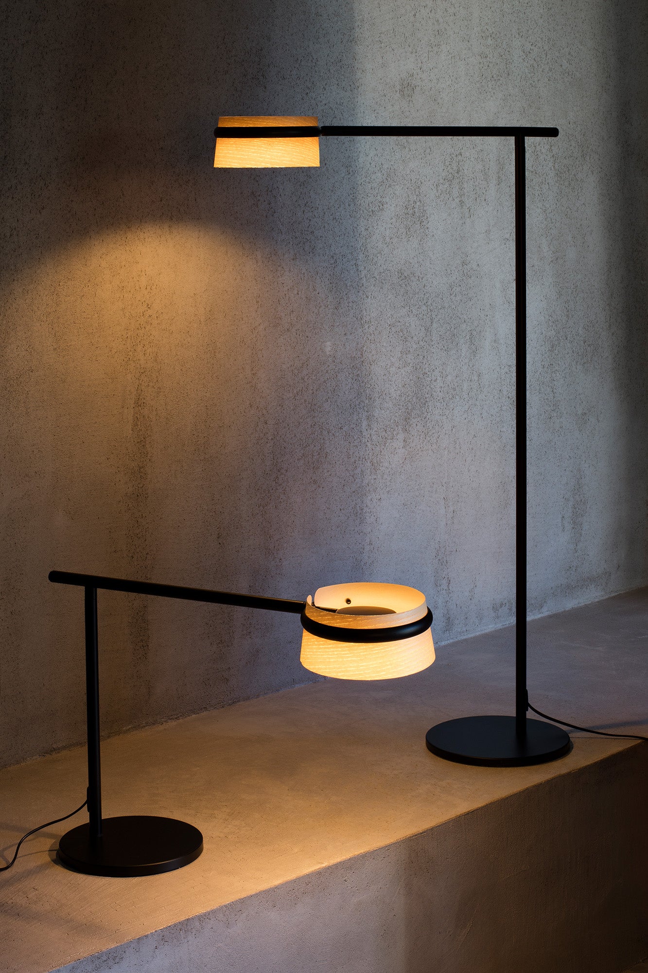 Lámpara sobremesa LOOP Fresno de FARO (29398) en ambiente interior de oficina hogar, diseño Ribaudí en madera de fresno y acero con LED regulable e iluminación cálida.