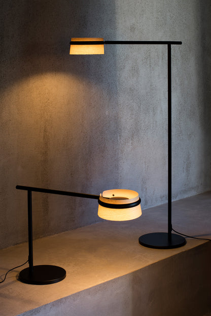 Lámpara sobremesa LOOP Fresno de FARO (29398) en ambiente interior de oficina hogar, diseño Ribaudí en madera de fresno y acero con LED regulable e iluminación cálida.