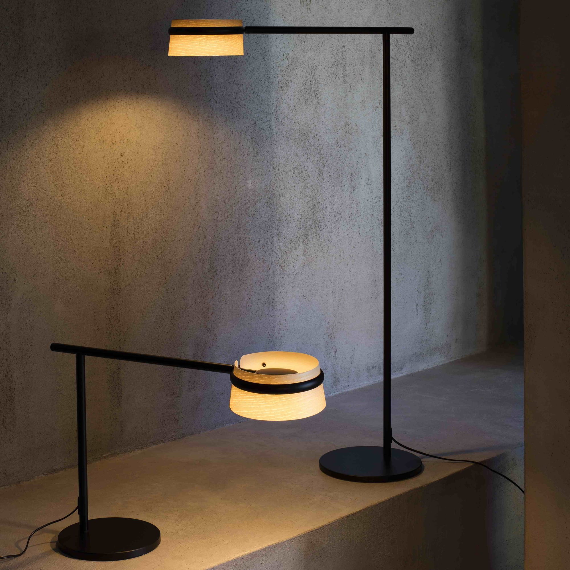 Lámpara de pie LOOP Fresno de FARO en madera natural de fresno, diseño contemporáneo con LED regulable, iluminando ambiente interior moderno y acogedor.